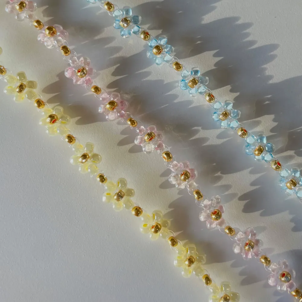 Flower bracelet made with glass pearls in different colors. Available in gold and silver, I can also make other colors on request! 🌼. Accessoarer.