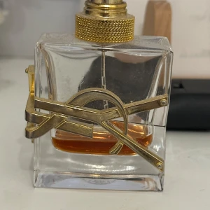 Parfymflaska från Ysl - Säljer en elegant parfymflaska jätte litet kvar för dig som vill testa parfymen innan du köper en hel ny🤍
