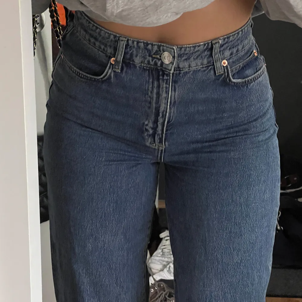 Säljer ett par klassiska blå jeans från Perfect Jeans i storlek 38. De är högmidjade och har en straight passform. Perfekta för både vardag och fest! 🕺. Jeans & Byxor.