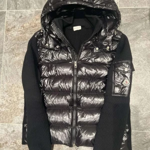 Moncler cardigan  - Hej! Jag säljer nu min moncler cardigan i jätte bra skick skicket är 9/10 jag har köpt den ifrån Nk Stockholm och jag har kvar kvittot den är i stl S men passar även som M. priset är hugget i Sten.