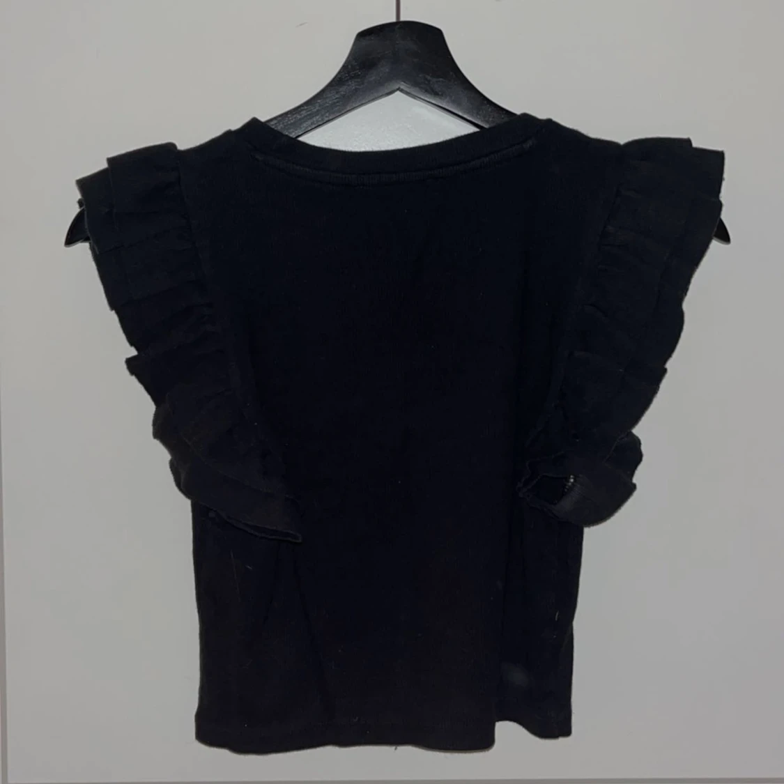 Svart topp med volangärmar från Zara - 91