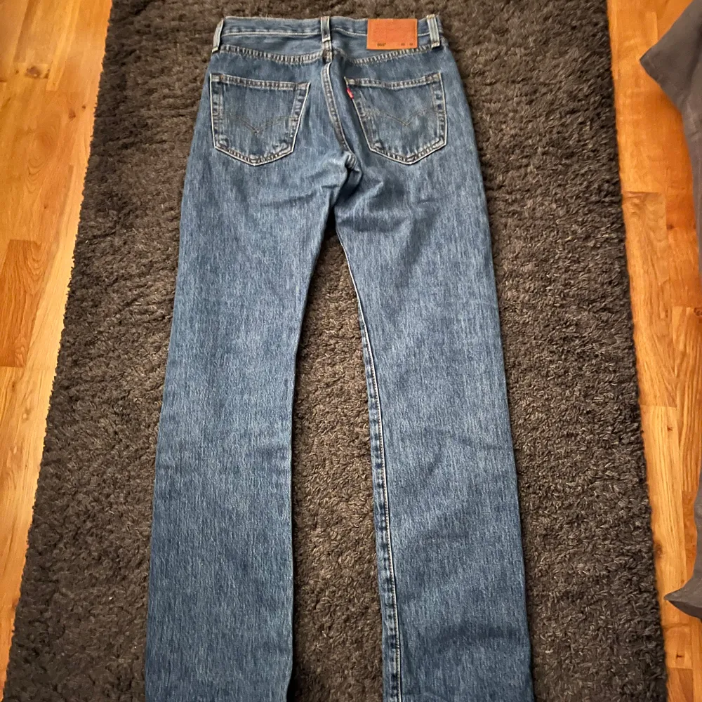 Säljer ett par klassiska Levi's 501 jeans i blå denim. De har en rak passform och är i mycket bra skick. Perfekta för både vardag och fest! 🕺. Jeans & Byxor.