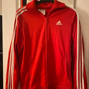 Säljer Röd adidas zip för växt ur den, fint skick och knappast använd. Storlek xs/164