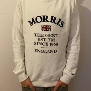 Vit sweatshirt från Morris - Säljer en riktigt snygg Morris hoodie utan några defekter alls! Den passar dig som är runt 175-180 cm lång och är i storlek M. Om du har några frågor eller vill se mer bilder släng i väg ett dm! 