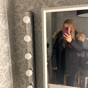 Svart hollies jacka  - Säljer en svart jacka med päls från Hollies. Superfin och varm, perfekt för vintern! Den är i storlek 40 och sitter som en S på mig, jag är 161cm lång. Nästan aldrig använd, super fint skick! Skriv för fler bilder! !OBS! KONTAKTA MIG VID INTRESSE, ANVÄND INTE KÖP NU DÅ JAG VILL HA EN SERIÖS KÖPARE!