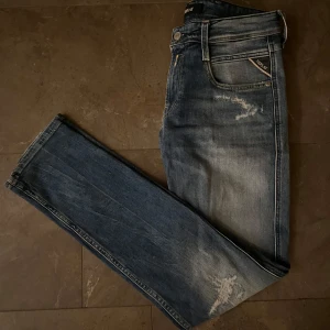 Replay Anbass - Super snygga Replay Anbass med snygga slitningar. Nypris cirka 1800kr men jag säljer för endast 599kr. 🤯Storlek 29/32. Hör av er vid frågor eller funderingar🤝💯🫡