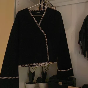 Svart omlottkofta från Gina Tricot - Säljer en jätte fin svart omlottkofta från Gina Tricot i storlek S.  Aldrig använd och passar till allt💕💕