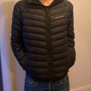 Svart dunjacka från Peak Performance - Säljer en svart dunjacka från Peak Performance i mycket bra skick. Köpte den förra vintern för ungerfär 2000kr och säljer den väldigt billigt för bara 600kr.skriv för bilder och frågor