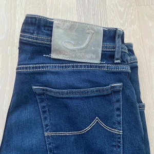 Jacob Cohen Jeans - Säljer nu mina tvärfeta Jacob Cohen Jeans. De är i mycket bra skick och har en slim passform (modell 622). Längd: 92cm, Bredd: 42cm. OBS: Vid direktköp för fullpris skickar vi med ett EXTRA par Dondup Jeans! Skriv vid frågor och funderingar!