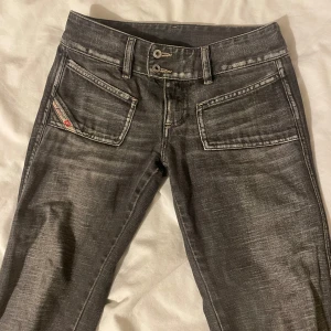 Grå jeans med bootcut - Säljer ett par snygga grå jeans med bootcut-stil. De har en cool tvättad look och dubbla knappar i midjan. Jag köpte de här på plick men de var för små för mig så de har aldrig använts och därför  kan jag inte skicka bild på. De är i mycket bra skick