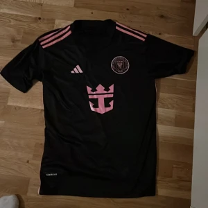Messi intermiami  STORLEK M - Snabb affär! Höra av dig om intresserad.