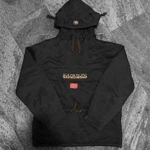 Vintage Napapijri Jacka - Säljer nu min Vintage Napapijri Anorak,  Jackan är av äldre modell, väldigt stilren, samt fodrad på insidan, Storlek: L, Skick 8/10, Har ni eventuella funderingar kom dm