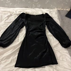 Klänning - Klänning från bikbok i väldigt bra skick!💕