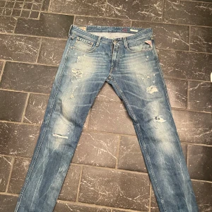 Blå jeans från Replay - Säljer ett par snygga och väldigt sällsynta blå Replay Anbass jeans i bra skick. De har en cool slitningseffekt och är perfekta för en avslappnad stil. Skriv om frågor 
