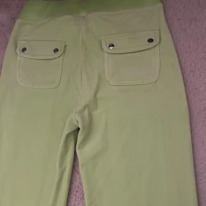 Ljusgröna lime byxor från Juicy Couture - Säljer ett par ljusgröna lime (neon aktig) färgade byxor från Juicy Couture i storlek XS. 🍋‍🟩 aldrig använda!💚