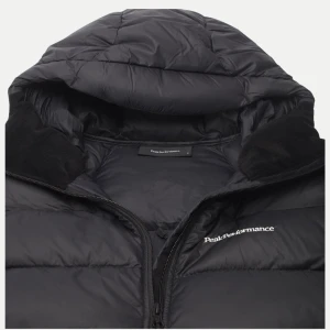 Peak Performance dunjacka - Säljer en snygg och varm svart dunjacka från Peak Performance i slutsålda modellen Frost DJ. Nypris 4100kr men säljer endast för 2199kr då  jackan är i använt men gott skick. Perfekt för kalla vinterdagar och höstpromenader när man vill hålla värmen med äkta dun.