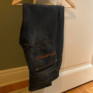 Nudie Jeans Grim Tim  - Ett par Nudie Jeans i modellen Grim Tim som då är för stora för mig men ser riktigt snygga ut! Rekommenderar starkt! Kom gärna med frågor eller om bilder på byxorna!