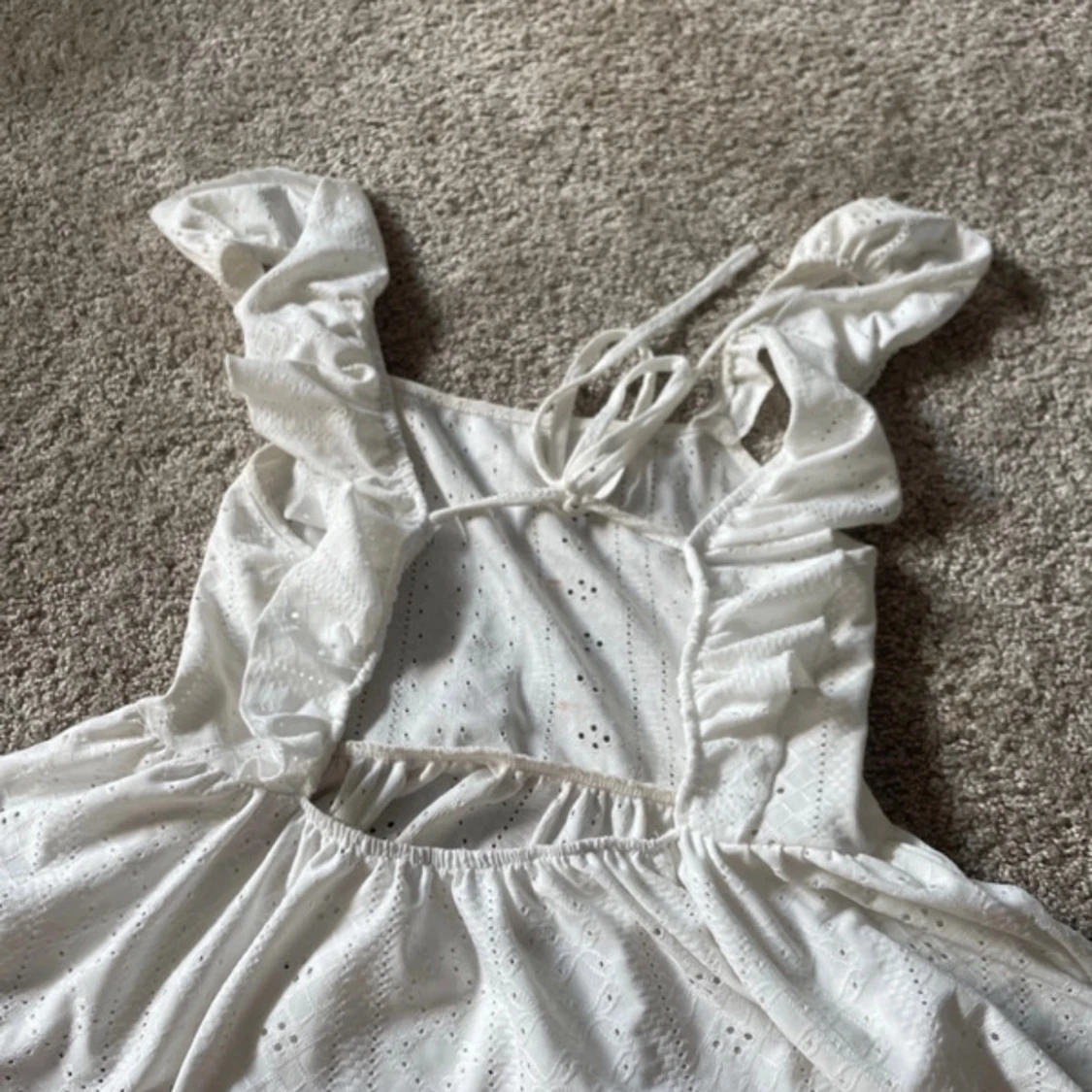 Vit topp  med volangdetaljer