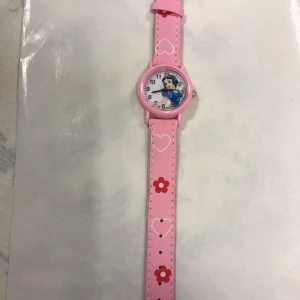 Barnklockor  - Två snow white  barnklockor med motiv av en tecknad figur . Perfekta för barn som älskar färg och roliga mönster!        Nya batteri , 119kr/st 