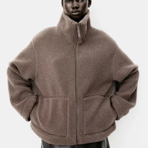 Beige teddyjacka - ! Pris kan diskuteras vid snabb affär ! Mysig beige teddyjacka med dragkedja framtill. Perfekt för kyliga dagar när du vill vara både varm och stilren. Jackan har en avslappnad passform och är superbekväm att bära. Den är långärmad och har en hög krage för extra värme. Ett måste i garderoben för höst och vinter! Storlek M men passar mig som har S