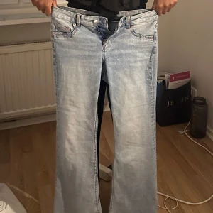 Ljusblå low waist bootcut jeans - Säljer just nu mina favorit jeans, ett par ljusblå low waist bootcut jeans i perfekt skick, köpte nyligen, har använt typ 2 ggr !💗💗(skulle säga att de är ganska små i storleken)