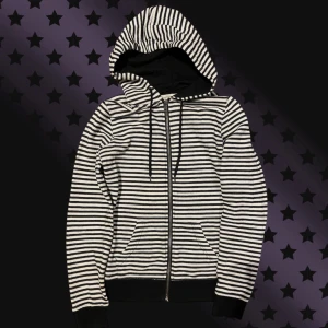 Randig hoodie från Zine - Säljer en supermysig randig hoodie från Zine i svart och vit. Den har en dragkedja framtill och en stor huva med snören. Perfekt för kyliga dagar. Den sitter skönt men ser ut som den sitter tajt så det ger en bra form till kroppen. Den är i bra skick och redo för en ny ägare!