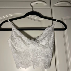 Vit spetslinne med dragkedja - Säljer ett superfint vitt spetslinne med dragkedja bak. Aldrig använt😊