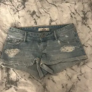 Jag säljer mina lågmidjade shorts från hollister i storlek 25 jag säljer de pågrund av att ja inte tycker de sitter fint på mig❤️