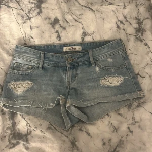 Lågmidjade shorts - Jag säljer mina lågmidjade shorts från hollister i storlek 25 jag säljer de pågrund av att ja inte tycker de sitter fint på mig❤️