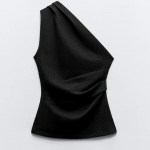 Svart oneshoulder topp Zara - Säljer denna snygga festtopp från Zara! Beställde fel storlek och har inte kunnat använda , helt ny!!🩷 tryck gärna på köp nu