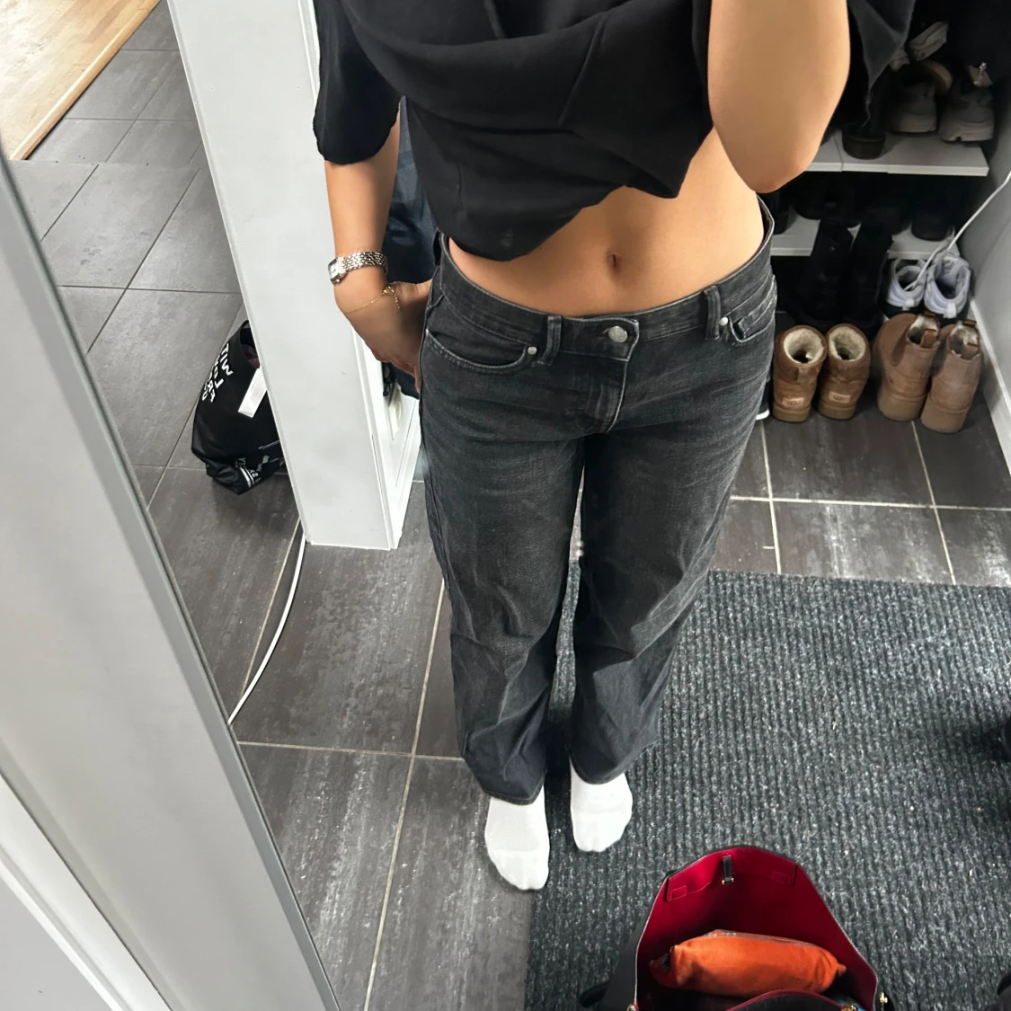 Svarta jeans med rak passform och låg midja  - 1