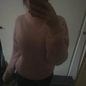  stickad tröja - Snygg rosa stickad tröja💗 