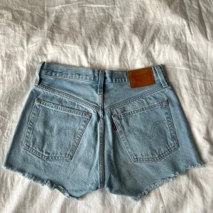 Ljusa jeansshorts från Levi's - Snygga ljusa jeansshorts från Levi's.