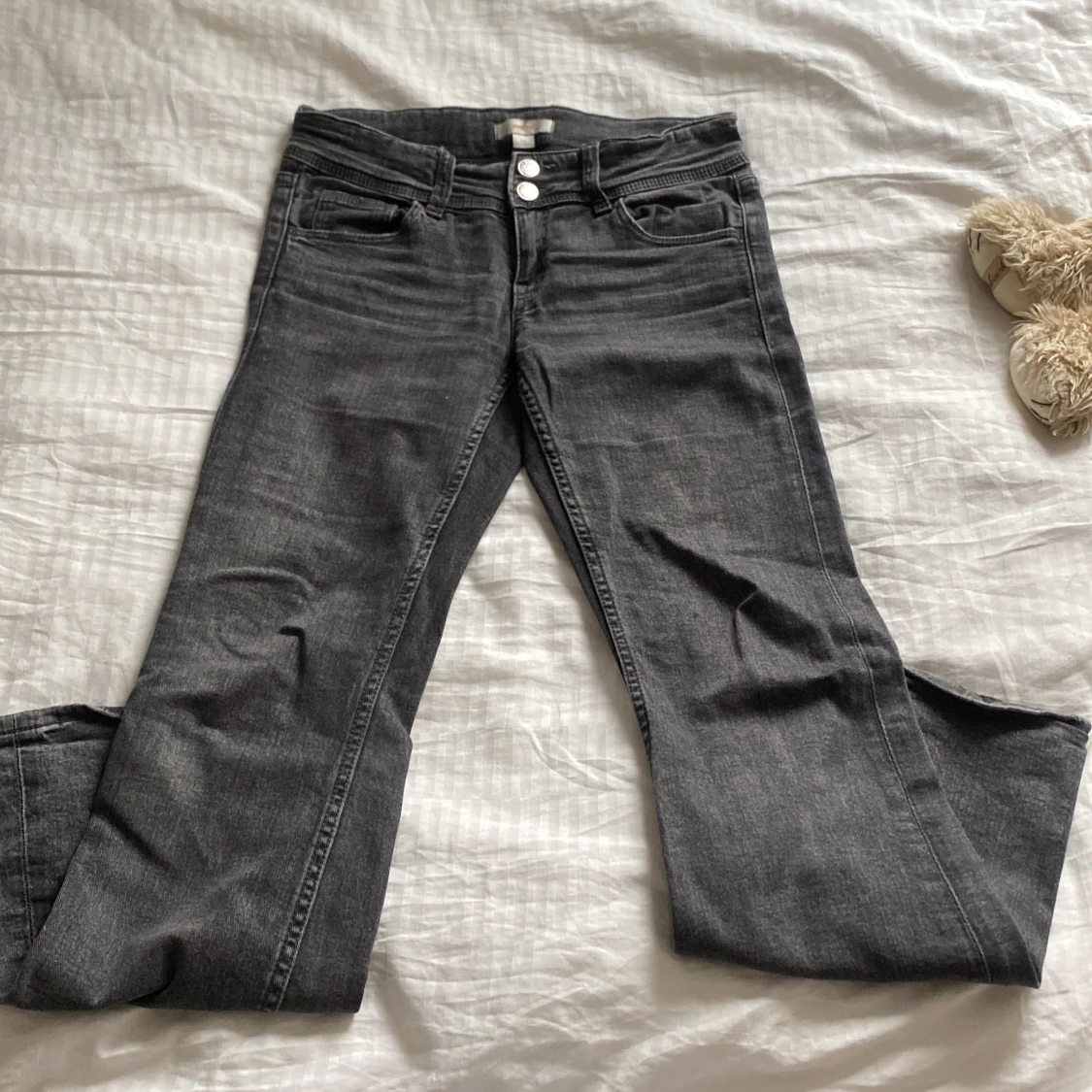 Grå jeans med knappar - 1