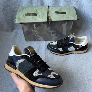Valentino Rockrunner sneakers  - Säljer ett par Valentino rockrunners som är i storlek 41 men sitter mer som 42! Bara skorna medkommer! Hör gärna av dig om du har frågor! 