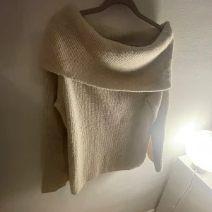 Beige stickad tröja från H&M - Off shoulder tröja. Strl xs men passar mig jätte bra som är S och passar nog bra på M oxå då den är ganska stor i storleken.