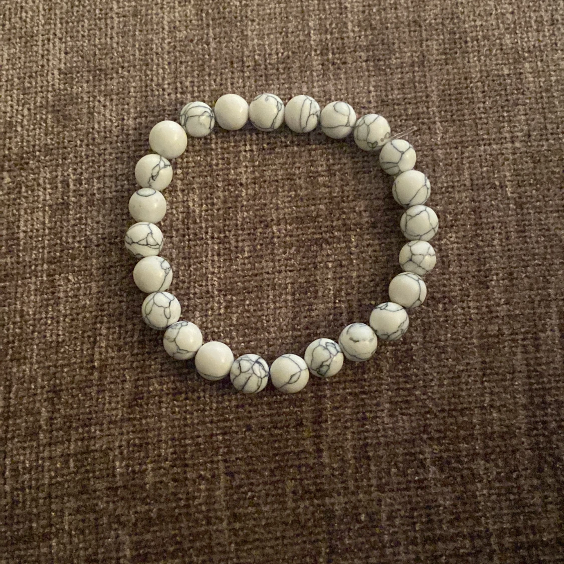 Vitt armband med marmorerade pärlor