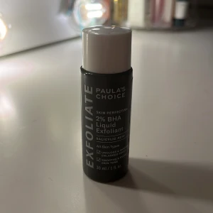 Paula's Choice 2% BHA Liquid Exfoliant - En flytande exfoliant med 2% BHA (salicylsyra) från Paula's Choice. Perfekt för att rengöra porer och jämna ut hudtonen. Passar alla hudtyper och kommer i en smidig 30 ml flaska.