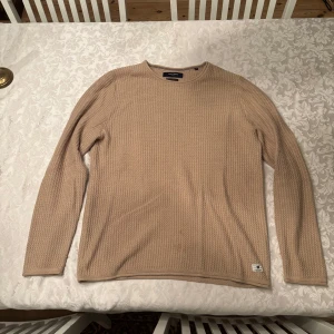 Beige stickad tröja Jack and Jones - Säljer en stilren beige stickad tröja från Jack and Jones storlek M. Köparen står för frakten