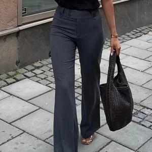 Grå kostymbyxor med boot cut ifrån tiger mist - Snygga grå kostymbyxor med låg midja. Köpta för 650kr + tull🫶🏽