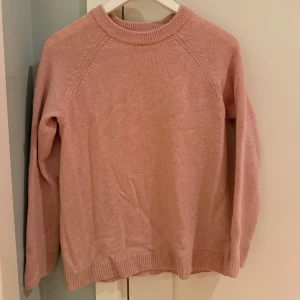 Stickad tröja  - Rosa stickad tröja från Cubus, storlek 146/152 men passar även Xs.