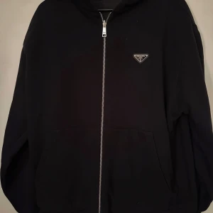 Prada  - Prada nylon windbreaker, som även är reversible. Skick 9/10 som ny. Nypirs 15500kr vårat pris 4890kr. Storlek M men passar L. 