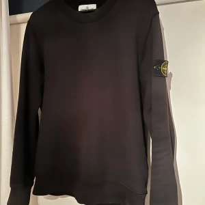 Stone Island sweatshirt  - Säljer denna stone Island sweatshirt som är i fint skick. Köpte den på Joel i Borås för 2899kr tror ja de va. Mitt pris är 749kr! Vid frågor är de bara att höra av sig!
