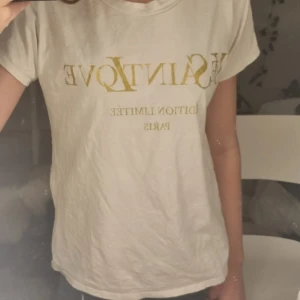 t-shirt med tryck - Säljer en vit t-shirt från Yé Saint Love. Mycket bra skick. Storlek XS-S. Nypris: ca 300 Mitt pris: 60. Skriv gärna om ni har prisförslag💕