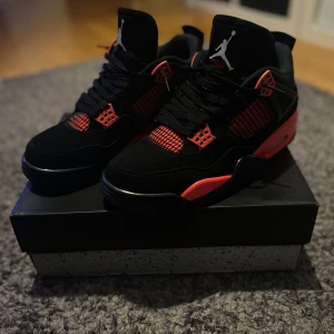 Redthunders 4 - Säljer ett par dojor, inte alls mycket använda skriv pm om ni har fler frågor, Dem är f@k€ men man kmr inte bli called out