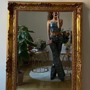 Glittrigt jeans set  - Snyggt glittrigt jeans set. Från NA-KD, köpt för 698kr, helt slutsålt på hemsidan sen två år tillbaka. Aldrig använt enbart testat.