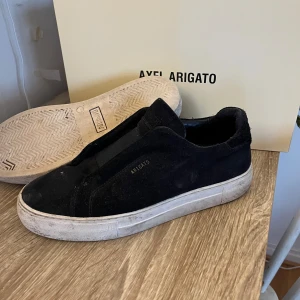Svarta sneakers från Axel Arigato - Tja säljer nu mina arigatos. Dem har inga defekter förutom att dem är smutsiga, men det går att tvätta bort. Köpta på NK Stockholm digitalt kvitto finns. Allt og ingår. Priset är inte fast! Möts upp i Stockholm 📍 fraktar självklart 📦💨 