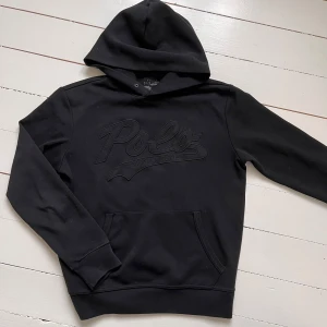 Polo Ralph Lauren hoodie - Skicket är 9/10 av tio ser mycket bättre ut i verkligheten än på bilden | Ända defekten är att snörena till luvan saknas | Passar runt 170-180 Kom med frågor!!