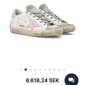 Golden Goose med rosa stjärna - Snygga vita sneakers från Golden Goose med en rosa stjärna på sidan. Skorna har grå snörning och en silverdetalj på hälen. De har en unik, sliten look som ger dem en cool och avslappnad stil. Skona är endast använda en gång och köpta för 6618,24 kr. Jag säljer dem för 4000kr då en av sulorna är borta. Hör av dig vid intresse så skickar jag bilder på skorna och svarar på frågor. ❤️
