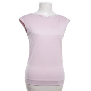 Ljusrosa topp från Whyred - Säljer en stilren ljusrosa topp från Whyred. Tillverkad i mjukt material med en blandning av polyester och elastan för en bekväm passform. 